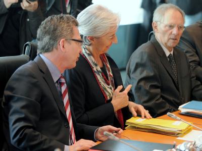 Innenminister de Maiziere (r) unterhält sich bei der Kabinettssitzung in Berlin mit der französischen Finanzministerin Christine Lagarde und Finanzminister Schäuble (CDU). Lagarde bei Kabinettssitzung