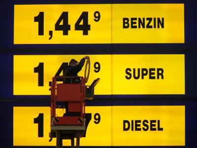 An einer Hamburger Tankstelle werden die Benzinpreise erhöht. Tankstelle