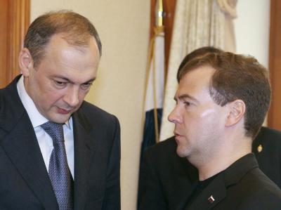 Russlands Präsident Dmitri Medwedew (r) spricht mit Dagestans Präsident Magomedsalam Magomedow. Medwedew in Teilrepublik Dagestan