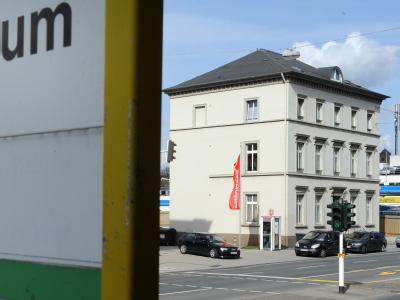 Gegenüber des Wuppertaler Polizeipräsidiums steht das Haus, in dem die beiden Frauenleichen gefunden wurden. Polizei fasst mutmaßlichen Täter