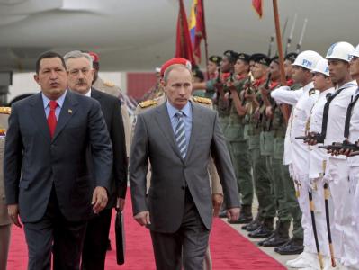Russlands Ministerpräsident Putin und Venezuelas Präsident Chavez schreiten die Ehrengarde ab. Putin besucht Venezuela