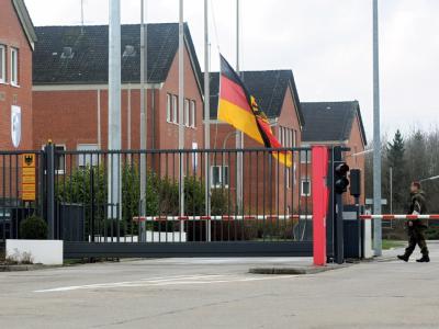 Die Bundesdienstflagge am Haupttor der Fallschirmjäger-Kaserne in Seedorf (Kreis Rotenburg-Wümme) ist auf Halbmast geflaggt. Anlass hierfür ist der Tod von drei deutschen Soldaten während ihres Afghanistan-Einsatzes. Getötete Soldaten aus der Einheit Seedorf