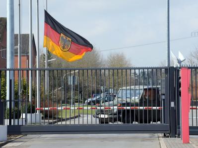 In der Fallschirmjäger-Kaserne in Seedorf ist auf Halbmast geflaggt. Kaserne in Seedorf