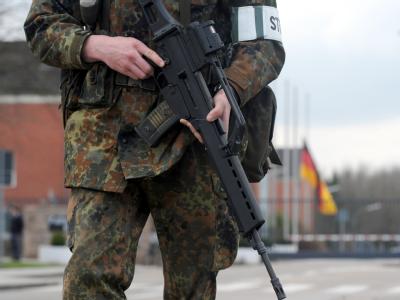 Ein Soldat geht vor seiner Kaserne in Seedorf (Niedersachsen) Streife. Die beim Gefecht getöteten deutschen Soldaten waren in Seedorf stationiert. Getötete Soldaten aus der Einheit Seedorf