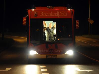 Ein Notarztbus der Bundeswehr verlässt in Köln den militärischen Bereich des Flughafens Köln/Bonn. Überführung