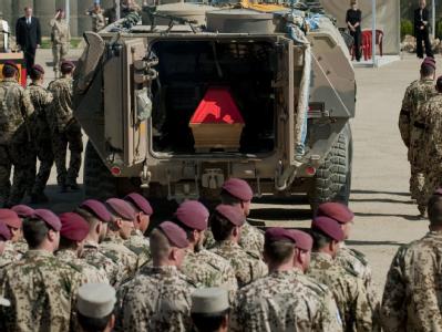 Der Sarg eines der gefallenen Bundeswehrsoldaten bei der Trauerfeier im Feldlager Kundus. Trauerfeier für gefallene Soldaten
