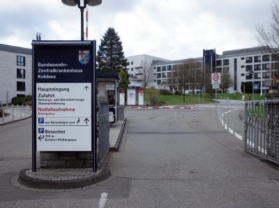 Der Eingangsbereich des Bundeswehrzentralkrankenhauses in Koblenz. Hier werden vier bei einem Feuergefecht in Kundus verletzten Soldaten behandelt. Bundeswehrkrankenhaus Koblenz