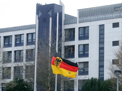 Vor dem Bundeswehrzentralkrankenhaus in Koblenz weht die Bundesflagge auf Halbmast. Verletzte Soldaten im Bundeswehrkrankenhaus Koblenz