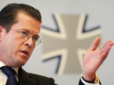 Bundesverteidigungsminister Karl-Theodor zu Guttenberg (CSU): Standort-Schließungen werden kommen. Verteidigungsminister Guttenberg