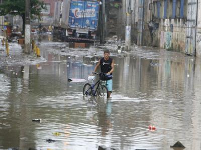 Heftige Regenfälle haben die brasilianischen Millionen-Metropole Rio außer Gefecht gesetzt. Regen-Chaos in Rio