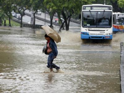 Heftige Regenfälle haben die brasilianischen Millionen-Metropole Rio außer Gefecht gesetzt. Regen-Chaos in Rio