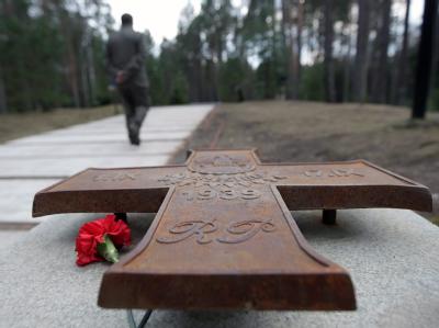 In Katyn wurden 1940 tausende polnische Offiziere und Intellektuelle vom sowjetischen Geheimdienst ermordet. Gedenken in Katyn