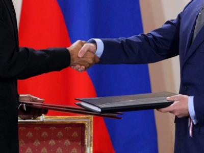 Der russische Präsident Dmitri Medwedew und US-Präsident Barack Obama reichen sich die Hände nach der Unterzeichnung des «New START Treaty». START-Vertrag unterschrieben