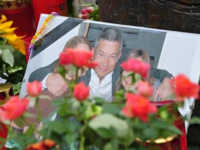 Das Bild des Opfers Dominik Brunner zwischen Kerzen und Blumen (Archivbild ). Jetzt beginnt der Prozess gegen die mutmaßlichen Täter. Dominik Brunner