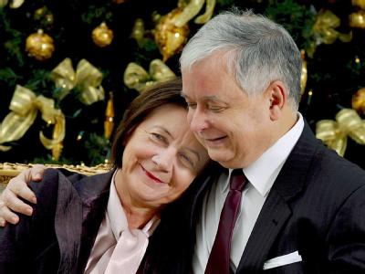 Lech Kaczynski und seine Frau Maria posieren 2007 im Präsidentenpalast in Warschau für ein offizielles Foto. Kaczynski und Frau