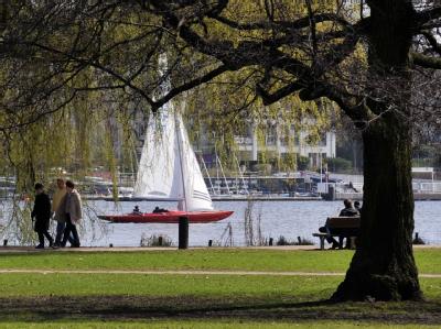 Die Außenalster in Hamburg: In der Stadt an der Elbe wird am besten verdient. Frühlingssonne an der Alster