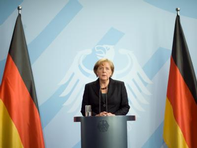 Bundeskanzlerin Angela Merkel gibt eine Pressekonferenz zum Tod des polnischen Präsidenten Lech Kaczynski. Merkel zu Kaczynskis Tod