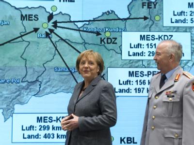 Bundeskanzlerin Angela Merkel besucht das Einsatzführungskommando der Bundeswehr in Geltow, um sich über die aktuelle Lage in Afghanistan zu informieren. Merkel besucht Einsatzführungskommando