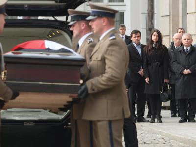 Jaroslaw Kaczynski und seine Nichte Marta Kaczynska nehmen am Präsidentenpalast in Warschau den Sarg von Lech Kaczynski in Empfang. Sarg von Kaczynski am Präsidentenpalast eingetroffen