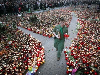 Tausende versammelten sich vor dem Präsidentenpalast in Warschau, brachten Blumen und entzündeten Kerzen. Trauer in Polen