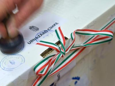 Bei den Parlamentwahlen in Ungarn wird mit einem massiven Rechtsruck gerechnet. Wahlurne