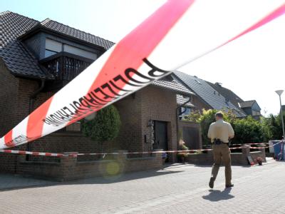 Ein Polizist sichert in Schwalmtal den Tatort (Archivbild). Drei Tote und ein Schwerverletzter war die blutige Bilanz. Urteil im Prozess um Blutbad von Schwalmtal
