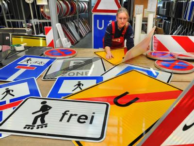 In den Schilderwerken Beutha in Sachsen wird an einem Auftrag für neue Verkehrsschilder gearbeitet. Neue Verkehrsschilder