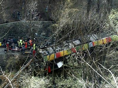 Rettungskräfte arbeiten an der Unglücksstelle im Meraner Land. Zugunglück in Südtirol