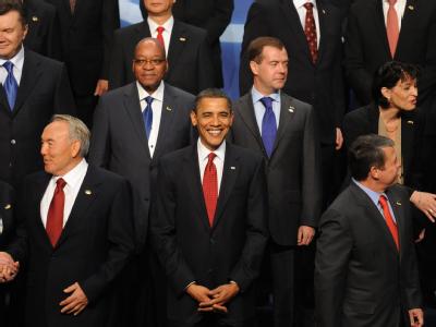 US-Präsident Obama inmitten seiner Gipfel-Gäste. Spaltbares Material soll künftig sicher gelagert und Strafen für Atomschmuggler verschärft werden. Internationaler Gipfel zur Atomsicherheit