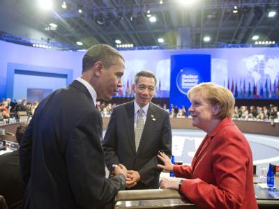 Bundeskanzlerin Angela Merkel unterhält sich beim Nukleargipfel mit US-Präsident Barack Obama (l.). Obama und Merkel