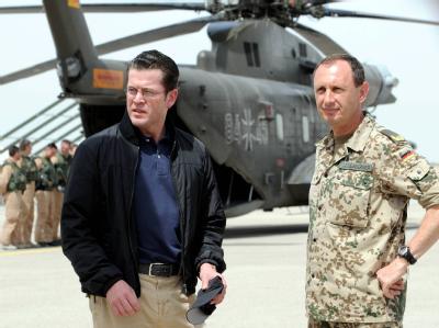 Verteidigungsminister Karl-Theodor zu Guttenberg wird im Feldlager Mazar-i-Scharif der Bundeswehr von Brigadegeneral Frank Leidenberger begrüßt. Verteidigungsminister Guttenberg in Afghanistan