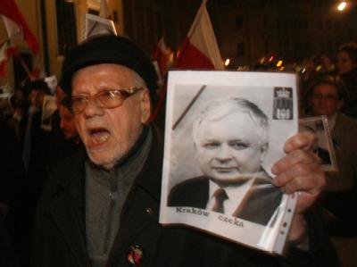 Ein Anhänger von Lech Kaczynski mit einem Bild des toten Präsidenten. Kaczynski-Anhänger