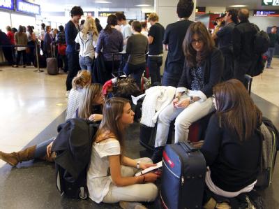 Warten in Madrid: Auch auf den spanischen Flughäfen geht nichts mehr. Warten in Madrid