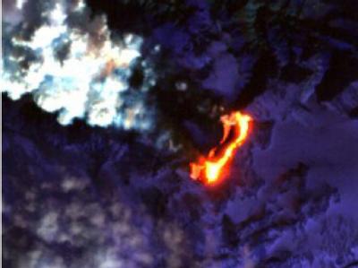 Eine Falschfarbendarstellung im kurzwelligen Infrarot-Bereich mit Daten eines NASA-Satelliten zeigt den Gletschervulkan aus der Erdumlaufbahn. (Foto: NASA/JPL/EO-1 Mission/GSFC/Ashley Davies) Gletschervulkan Eyjafjalla