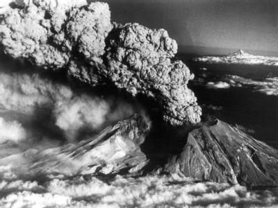Eine riesige Wolke aus Gas und Staub erhebt sich 1980 nach der Eruption über dem Mount St. Helens. Mount St. Helens