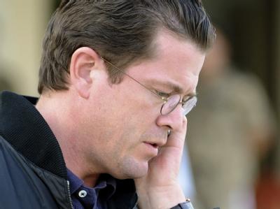 Verteidigungsminister Karl-Theodor zu Guttenberg lässt sich telefonisch über die militärische Situation in Kundus informieren. Guttenberg