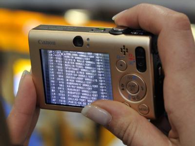 Eine gestrandete Passagierin vertriebt sich die Wartezeit in Frankfurt, indem sie die Nicht-Abflugtafel fotografiert. Flughafen Frankfurt