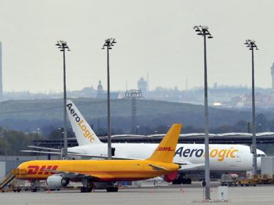 Stillstand: Frachtmaschinen auf dem DHL-Drehkreuz am Flughafen Leipzig/Halle. Stillstand in Leipzig
