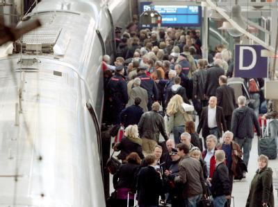 Reisende warten im Hauptbahnhof in Hamburg auf ihre Züge. Aufgrund der Vulkanaschewolke weichen viele Reisende auf die Bahn aus. Reisende