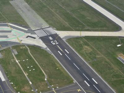 Leere Start- und Landebahnen auf dem Flughafen in Frankfurt am Main (Luftaufnahme). Leere Start- und Landebahnen