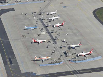 Alles ist still: Maschinen warten am Rand des Rollfeldes in Frankfurt am Main auf die Freigabe des Luftraumes. Sperrung des Luftraums
