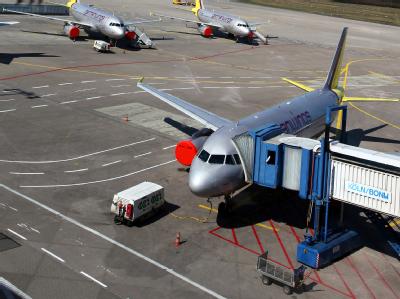 Geparkte Flugzeuge auf dem Vorfeld des Flughafens Köln/Bonn. Geparkte Flugzeuge