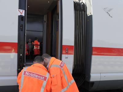 Tür verloren: Ein ICE hat sich auf der Strecke zwischen Limburg und Montabaur selbst zerlegt. ICE verliert Tür