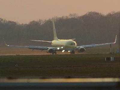 Eine Boeing 737/800 ist als erste Passagiermaschine seit dem Beginn des Flugverbot wegen der Aschewolke am Sonntag auf dem Flughafen in Hannover gelandet. Landung trotz Sperre