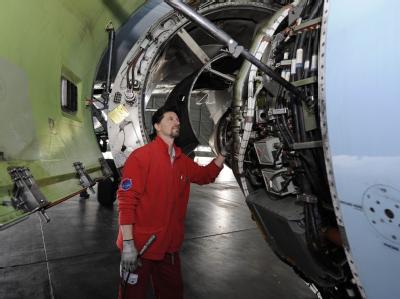 Ein Techniker der österreichischen Fluggesellschaft kontrolliert das Triebwerk eines A320 nach einem erfolgreichen Testflug. Testflüge
