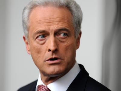 Bundesverkehrsminister Peter Ramsauer (CSU) will vorerst an der Sperrung des deutschen Luftraums festhalten. Verkehrsminister Ramsauer