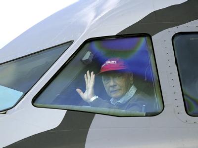 Niki Lauda nach einem erfolgreichen Testflug. Niki Lauda