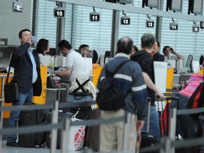 Fluggäste warten am Münchner Flughafen. Passagiere am Münchner Flughafen