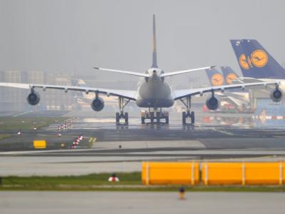 Eine Maschine der Lufthansa rollt am Flughafen Frankfurt am Main über das Vorfeld. Die Lufthansa plant für den Dienstag 140 Flüge. Flugbetrieb in Frankfurt wieder angelaufen