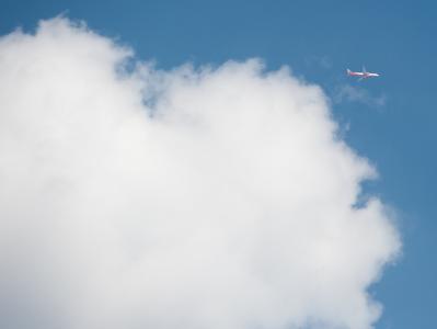 Ein Flugzeug von Air Berlin ist am Himmel über München zu sehen. Bewegung im Luftraum
